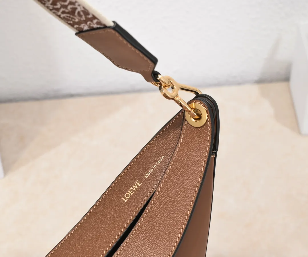 Walnut color, top quality original order. The smooth crescent shape of the L Luna series moon bag not only elongates the proportions of the whole person without getting stuck on the upper body, but also feels particularly comfortable. The wide shoulder strap design does not press the shoulder buckle opening, making it easier to open and close. The internal capacity is also large, and sunglasses and folding umbrellas can be easily arranged with sliding hanging loops hidden on both sides. Shoulder straps or hanging accessories can be attached, making it convenient for various occasions. It is a bag that shows off its temperament and is highly used in daily life! Luo Yiwei size: 29*27*8cm: model: 8891#